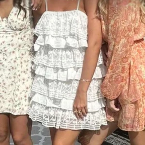 Populär volangklänning - Så fin populär volangklänning från Zara💕💕🌸Första bilden är lånad🌸