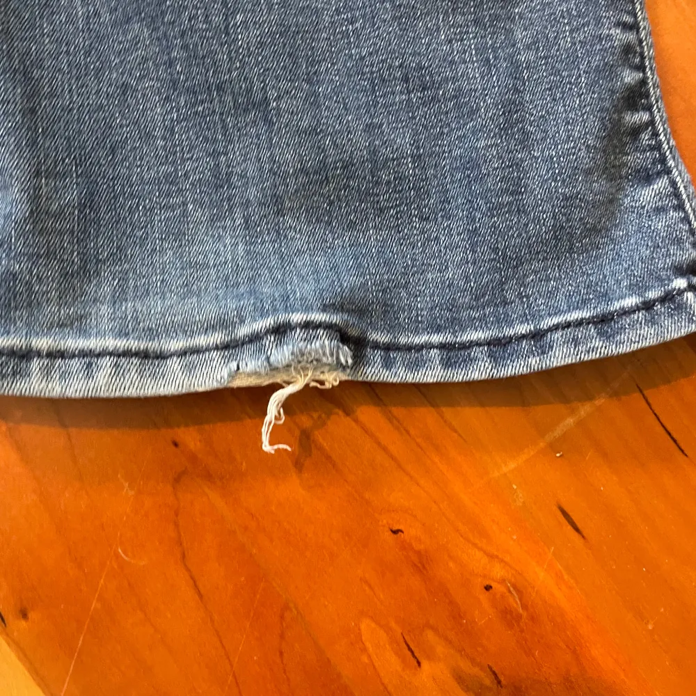 Säljer ett par snygga blå bootcut jeans från Hollister. De är lågmidjade och har en klassisk design med dekorativa sömmar på bakfickorna. Midjemåtten är 70cm runt hela och innebendlängden är 82cm💞💞🤗pris kan diskuteras!!. Farkut & Housut.