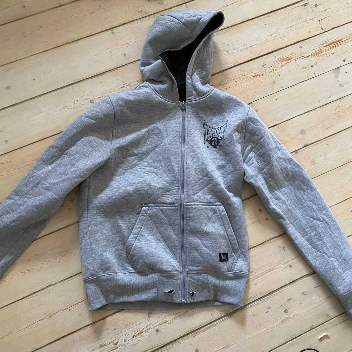 Grå tapout hoodie