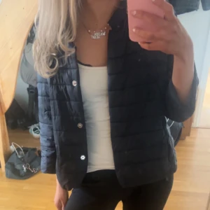 Herno liknande jacka - Svart Herno liknande jacka som är perfekt nu inför vår och sommar. Bild 2 och 3 är lånade från chique.uf (förra säljaren) men de är samma jacka. 💕