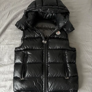  Moncler Bormes väst  - Snygg svart dunväst från Moncler med dragkedja och huva. Nypris runt 11-13 tusen❌, mitt pris 2500kr✅. pris är ej hugget i sten. Xs men passar mig som är 182 65kg. Det är bara att skriva om ni undrar något🍾💫