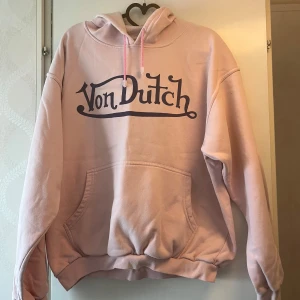 Rosa hoddie från vondutch - Använd väldigt fåtal gånger den är som en ny hoddie,lite oversized storlek L