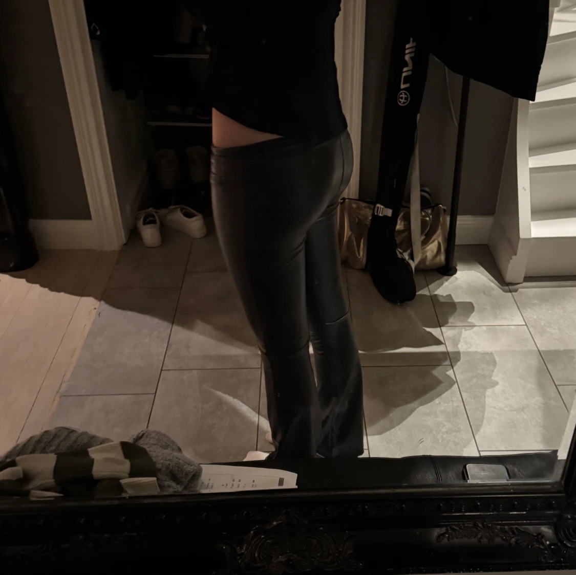 Svarta skinnbyxor med bootcut - 3