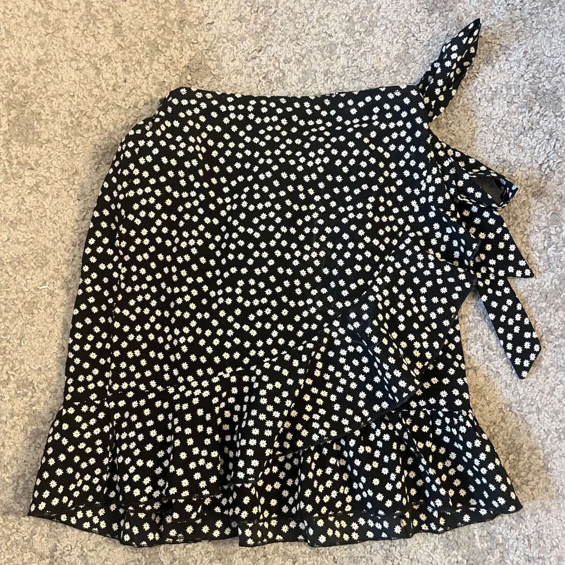 Svart blommig kjol med volang XS - 1