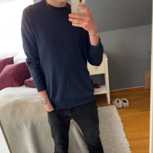 Mörkblå tröja från Jack & Jones - Säljer en stilren mörkblå tröja från Jack & Jones. Tröjan har en klassisk design med rund hals och långa ärmar. Perfekt för en avslappnad look. Skicket är 8,5/10 utan defekter. Priset är inte hugget i sten - kontakta mig vid minsta fundering.