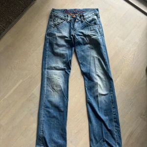 Blå jeans från Rare Jeans - Snygga jeans med coola fickor 
