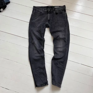 Replay grå jeans 33/32 - Length 32 waist 33, kolla passform på sista bilden. Modell är 179, 73 kg. Kom med frågor.