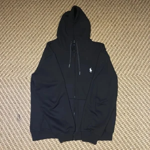 Svart hoodie från Ralph Lauren - Säljer min hoodie i ett mycket bra skick. Storlek M