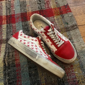 Röda sneakers från Vans x Bianca Chandon - Snygga röda sneakers från Vans i samarbete med Bianca Chandon. Skorna är slitna med mening som design varan själv har knappt något tecken på användning strlk 43