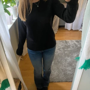 Svart stickad tröja - Säljer en svart stickad tröja med lång ärm. Kommer från Vila och i superfint skick 🩵