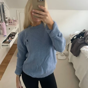 Stickad tröja ralph lauren  - Stickad blå tröja från ralph lauren. Aldrig använd. Strl S 