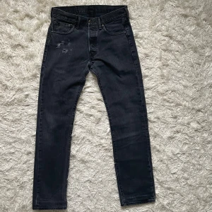 Jeans ifrån Levi’s - Hej, nu säljer jag ett par riktigt snygga jeans ifrån Levi’s! Jeansen är i storleken w30 l32 och i modellen 501. Jeansen har lite slitningar på låret men är i ett riktigt bra skick! Om du har några frågor eller funderingar är det bara att höra av sig! :)