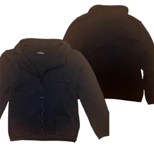 Marinblå kofta - Säljer en stilren marinblå kofta från ett okänt märke. Koftan är tillverkad i en mjuk blandning av merinoull och akryl, vilket gör den både varm och bekväm. Den har långa ärmar och knappar framtill samt praktiska fickor. Står ingen storlek men skulle säga att den sitter som en större XS/ liten S Perfekt för kyligare dagar!