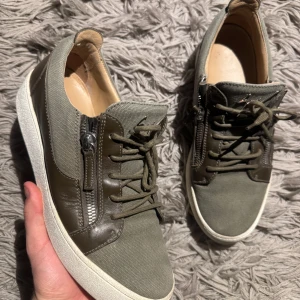 Giuseppe Zanotti skor - Säljer ett par stilrena Giuseppe Zanotti i modellen ”Frankie” med silver kedjor i mycket bra skick. Använda cirka 5-10 gånger. Perfekta nu till våren och i en snygg färg till varmare väder! Ingen box medföljer därav priset, men fraktas såklart i en ordentlig låda! Bara att höra av sig vid minsta fundering‼️