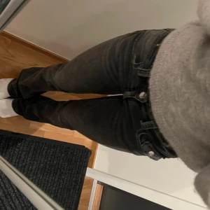 Lågmidjade jeans  - Snygga svarta/mörkgråa lågmidjade flare/bootcut jeans. Från ginatricot använda  max 2 gånger!! Är 167 och är lite för långa för mig.