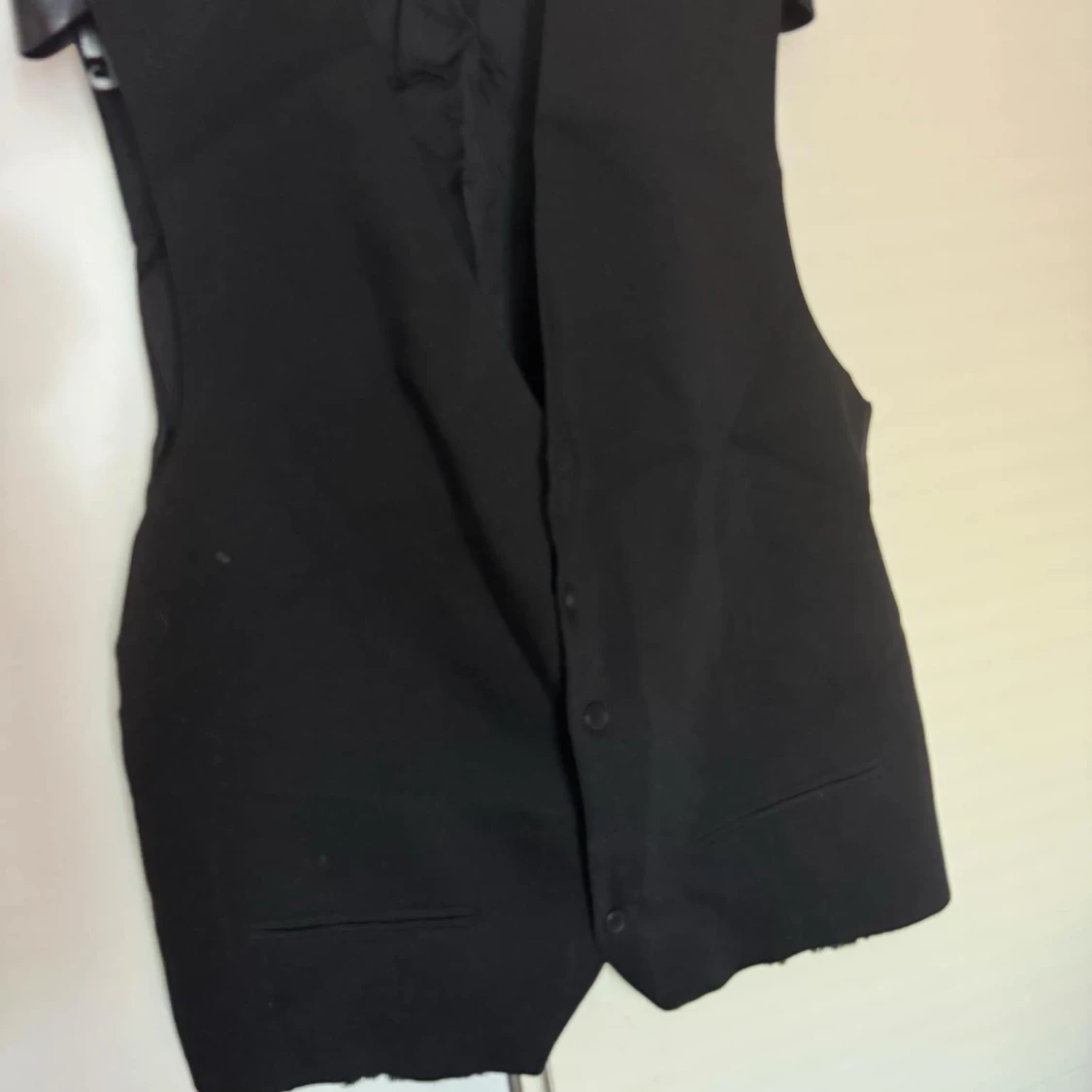 Svart väst med knappar - 3