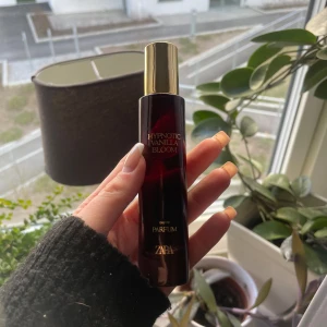 Vanilj parfym från zara - Vanilj parfym från zara 30 ml! Använt lite av den(se bild 2) men mycket kvar! Luktar jättegott men kommer inte till användning❣️