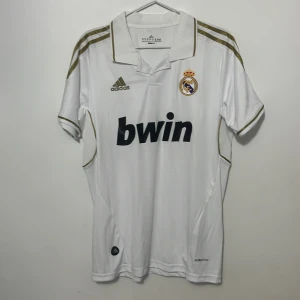 Real Madrid tröja 11/12 - Väldigt snygg och ikonisk Real Madrid hemma tröja från 11/12 säsongen i storlek M/S. Väldigt bra skick. Pris kan diskuteras.