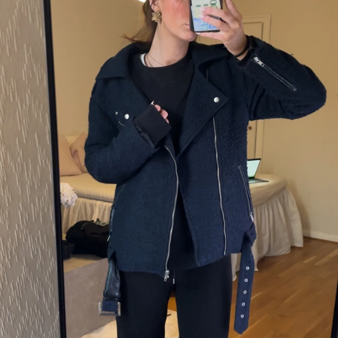 Mörkblå jacka med dragkedja