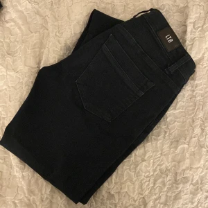 Svarta jeans från LTB valerie - Snygga svarta jeans från LTB med en klassisk design. Perfekta för en stilren look. De har en normal passform och är tillverkade i ett bekvämt material.