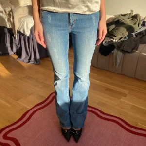 Blå bootcut jeans - Snygga blå bootcut jeans med en klassisk look. De har en normal passform och är perfekta för en avslappnad stil. Jeansen har en enkel design utan extra detaljer och är tillverkade i ett bekvämt denimtyg.