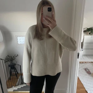 Beige stickad tröja - Väldigt gosig tröja från Zara. Använd några fåtal gånger och är i bra skick. Perfekt nu till våren eller en sen sommarkväll med en kjol eller över axlarna. 🩵🙌🏻