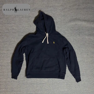 Ralph lauren hoodie  - Säljer nu min mörkblå Ralph lauren hoodie då den inte längre passar. Storlek M. Bara att höra av sig om du undrar något, används inte så skickas direkt:) pris går att diskutera något. Mvh