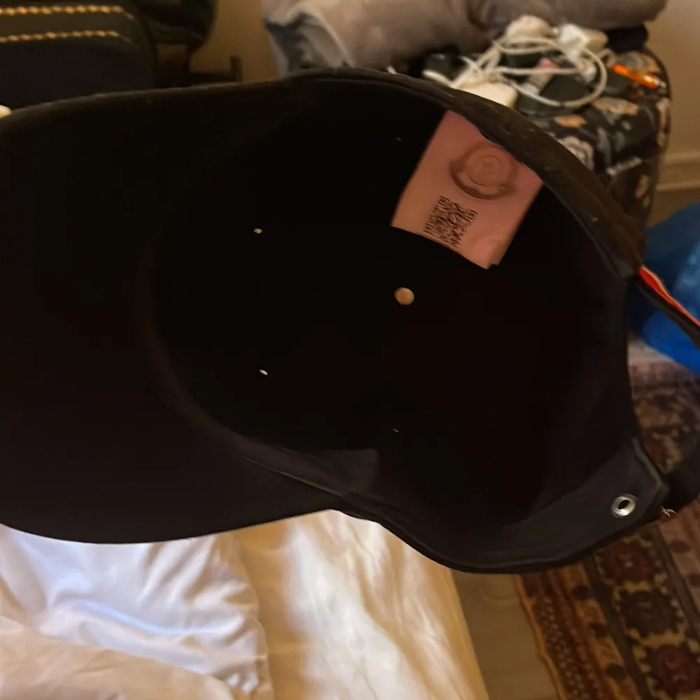 Snygg svart keps från Moncler med justerbart band i rött, vitt och blått. Kepsen har en broderad logotyp framtill och är perfekt för en stilren look.100% original!. Asusteet.