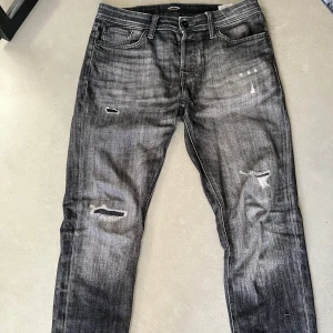 Jack and Jones Jeans  - Jack and Jones jeans. Bra skick, inga defekter osv. Modellen är tapered mike och jeansen är i storlek W31 L34. Hör av er vid frågor eller funderingar! 