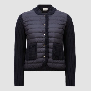 Mörkblå moncler cardigan  - Säljer min mörkblå moncler cardigan. OBS det är inte exakt denna men väldigt lik. Be gärna om bild! Super bra skick, Qr kod finns innuti. Pris går absolut att diskutera. OBS finns inte kvitto. 
