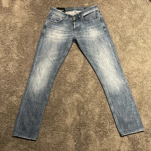 Dondup Jeans - Feta blå jeans från Dondup femficksdesign. Perfekta för en Grish och laidback look.!! Notera att storleken står i IT och är ungefär W27-29 i EU!!                          ‼️PRIS KAN DISKUTERAS VID SNABB AFFÄR‼️