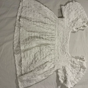 Blus - Gullig gina tricot blus i jätte bra skick. Priset kan diskuteras🩷