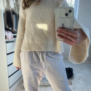 Beige stickad tröja - Säljer en mysig beige stickad tröja med långa ärmar och ribbade detaljer vid ärmslut och nederkant. Perfekt för kyliga dagar och ger en avslappnad look. Passar bra till både jeans och kjol.