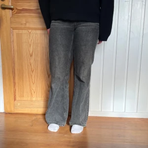 Gråa jeans - Gråa straight jeans 