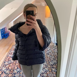 Mörkblå trekvartsärmad jacka - Superfin trekvartsärmad mörkblå jacka. Lik en hernojacka. Den angivna storleken är XL men är superfin på mig som har str S.