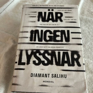 När ingen lyssnar - Boken 'När ingen lyssnar' av Diamant Salihu utforskar kriminella nätverk och deras påverkan på samhället.           Bokens omslag är i lite dåligt skick men insidan av boken är i bra skick. Skriv ifall ni vill ha fler bilder:)