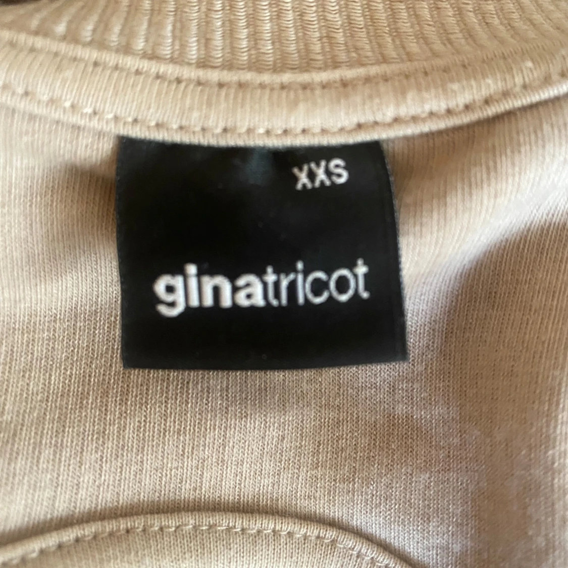 Beige topp från Gina Tricot med öppen rygg - 2