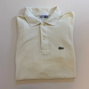 Beige Lacoste pike tröja  - Beige Lacoste piké tröja (Storlek M) Mycket bra skick || Pris kan diskuteras || Skriv vid minsta fråga eller fundering💯🤝