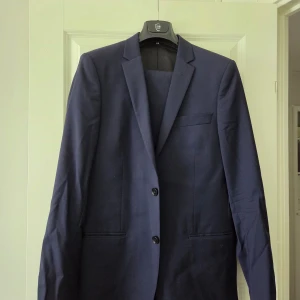 Mörkblå kostym från Sir of Sweden - Säljer en stilren mörkblå kostym från Sir of Sweden.