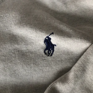 Polo Ralph Lauren tröja - Hej! Säljer en stilren beige tröja från Polo Ralph Lauren i mjuk pima bomull. Storlek m och priset kan diskuteras vid snabb affär 
