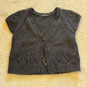 Söt kofta - Jättefin kofta ifrån Vero Moda! Det står att Storlek M på koftan men skulle säga att det är mer XS/S❣️