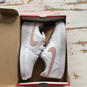 Nike sneakers med rosa swoosh - Hej, säljer min systers skor. Beställda från Nike, köpte för 999kr men de passade ej och det kostade mer att skicka tillbaka är vad som var rimligt, så jag prövar att sälja de vidare. Helt nya som sagt, endast testade, aldrig utomhus. Bara att höra av sig vid frågor mvh