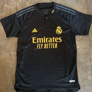 Real Madrid fotbollströja  - Jag säljer en Real Madrid fotbollströja i både storlek S och M. De är helt nya. 