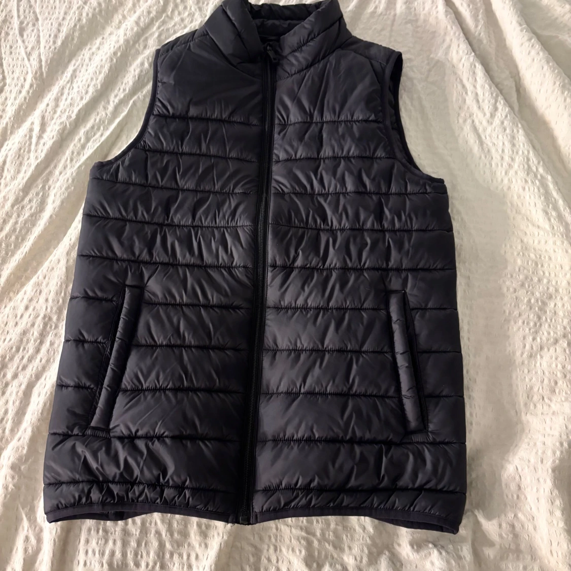 Svart dunvÀst med dragkedja