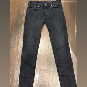  Armani Jeans - Säljer ett par svarta skinny jeans från Armani Jeans. Skriv om ni har frågor.