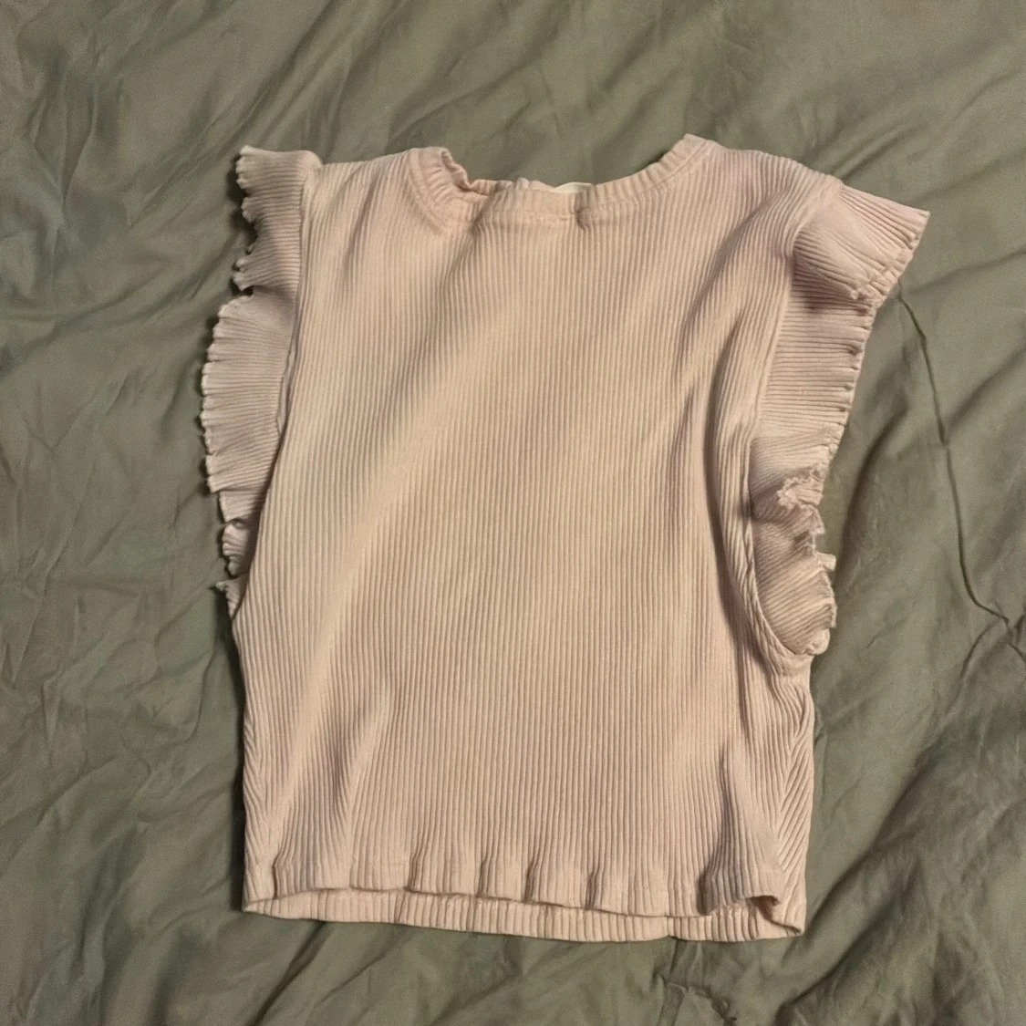 Ribbade toppar med volangärmar - 1