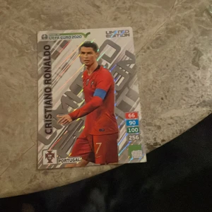 Cristiano Ronaldo UEFA Euro 2020 Limited Edition samlarkort - Säljer ett Limited Edition samlarkort från Panini med Cristiano Ronaldo i Portugals landslagströja för UEFA Euro 2020. Kortet har holografiska detaljer och visar spelarens statistik. Perfekt för samlare av fotbollskort.