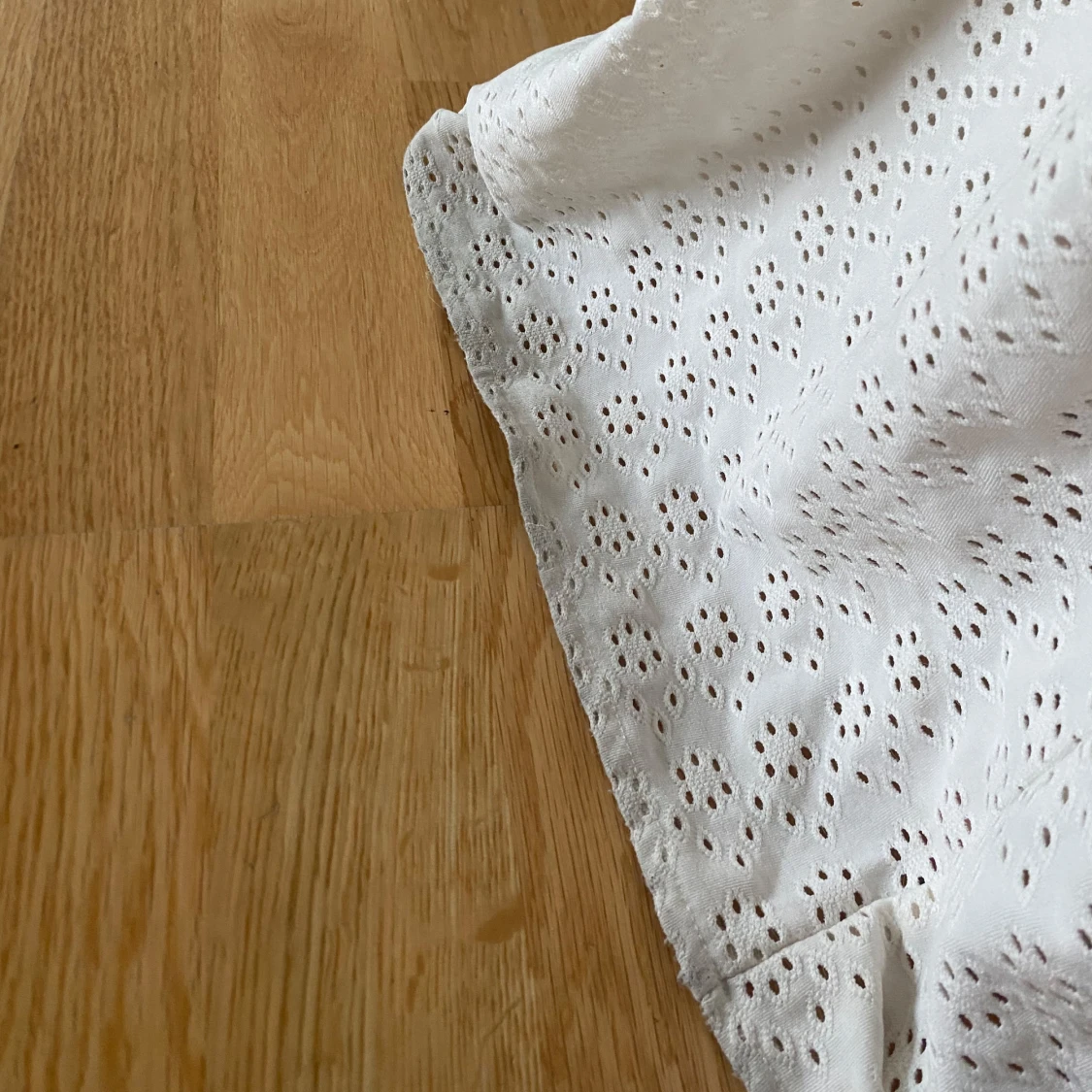 Vit långkjol med broderade hål - 2