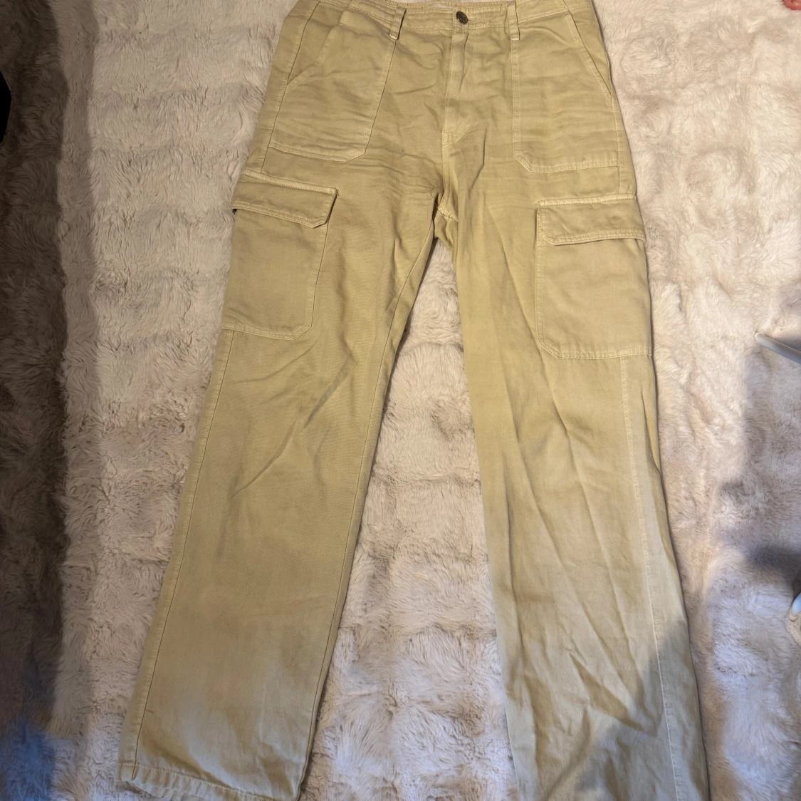 Beige cargobyxor med fickor