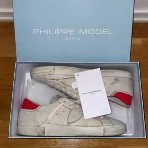 Vita skor från Philippe model - Säljer dessa feta och ovanliga Philippe model skor🤩storlek 42 men passar 43 också. Självklart äkta och box ingår🤝 Bild på kvitto finns! Priset kan diskuteras.